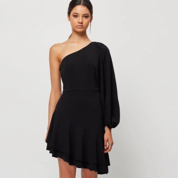 Elliatt Dresses & Skirts - Elliatt Caydence Asymmetrical One Shoulder Puff Sleeve‎ Black Mini Dress Size XS